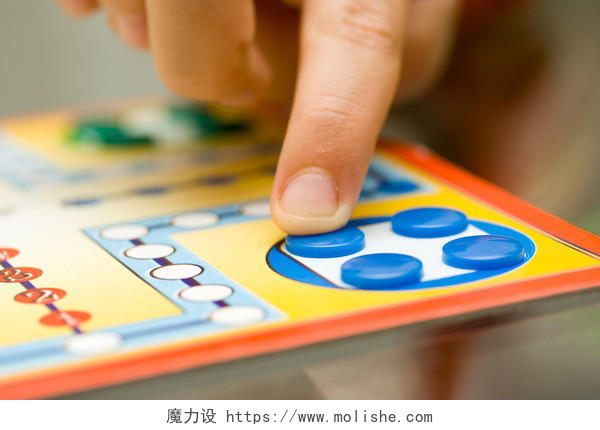 童年棋盘游戏手指按按钮手部特写六一儿童节61儿童节